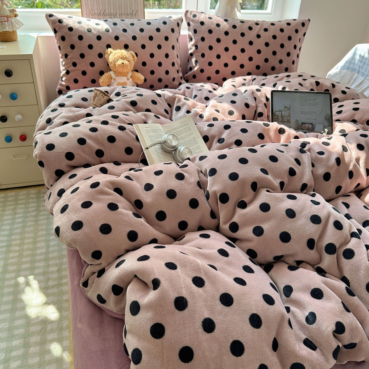 91家纺网 家纺一手货源 找家纺 优选 2025新款小清新加厚高克重牛奶绒四件套直播爆款电商爆款波利圆点-紫