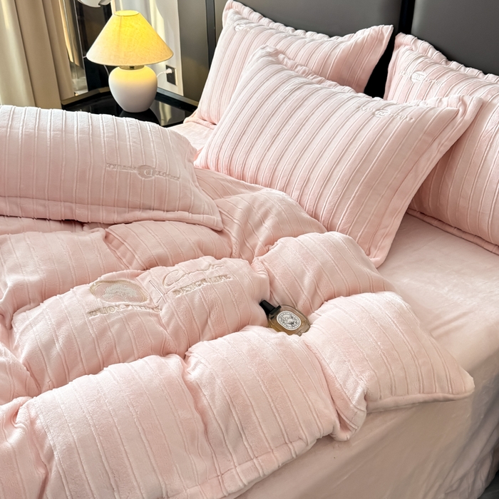 91家纺网 家纺一手货源 找家纺 （总）保罗圣迪奥 2025新款230克牛奶绒压花绣花四件套-沐凡