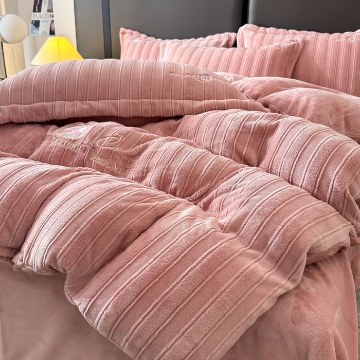 91家纺网 家纺一手货源 找家纺 （总）保罗圣迪奥 2025新款230克牛奶绒压花绣花四件套-沐凡