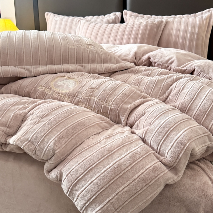 91家纺网 家纺一手货源 找家纺 （总）保罗圣迪奥 2025新款230克牛奶绒压花绣花四件套-沐凡