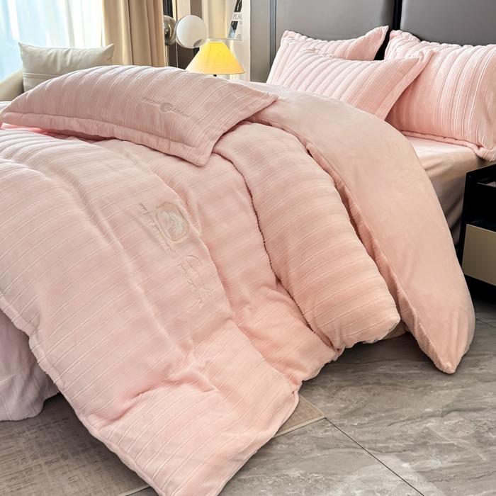 91家纺网 家纺一手货源 找家纺 保罗圣迪奥 2025新款230克牛奶绒压花绣花四件套-沐凡 沐凡-淡粉