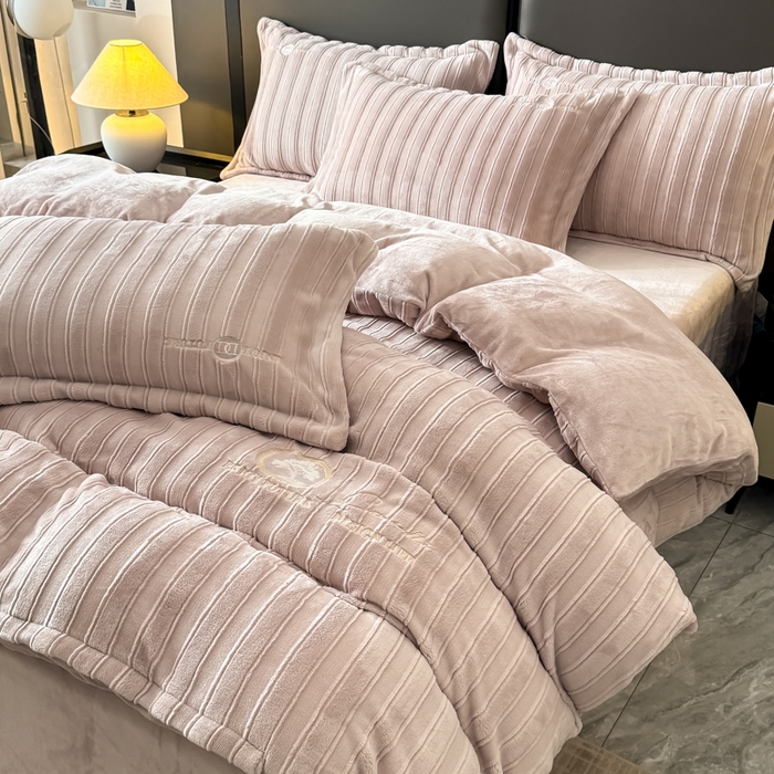 91家纺网 家纺一手货源 找家纺 保罗圣迪奥 2025新款230克牛奶绒压花绣花四件套-沐凡 沐凡-浅棕