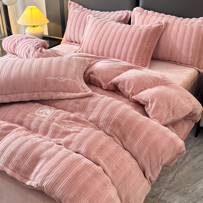 91家纺网 家纺一手货源 找家纺 保罗圣迪奥 2025新款230克牛奶绒压花绣花四件套-沐凡 沐凡-豆沙