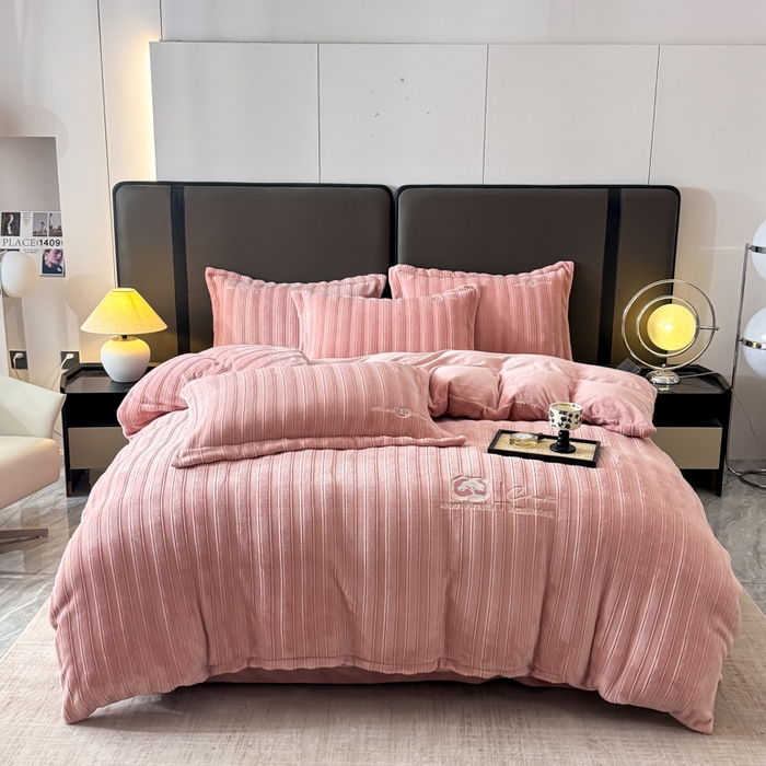 91家纺网 家纺一手货源 找家纺 保罗圣迪奥 2025新款230克牛奶绒压花绣花四件套-沐凡 沐凡-豆沙