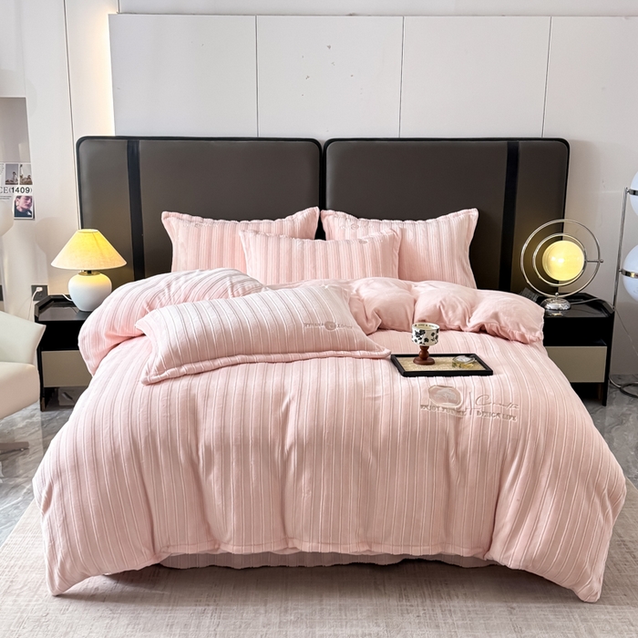 91家纺网 家纺一手货源 找家纺 保罗圣迪奥 2025新款230克牛奶绒压花绣花四件套-沐凡 沐凡-淡粉