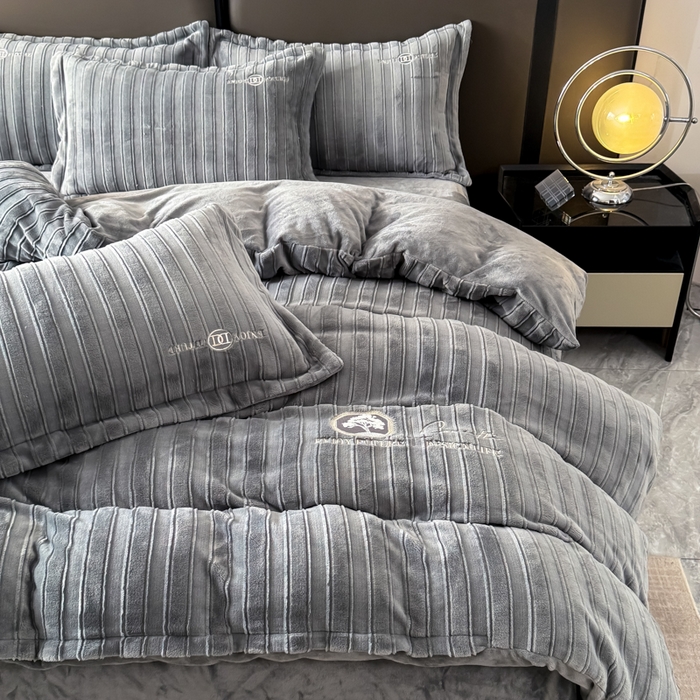 91家纺网 家纺一手货源 找家纺 保罗圣迪奥 2025新款230克牛奶绒压花绣花四件套-沐凡 沐凡-灰