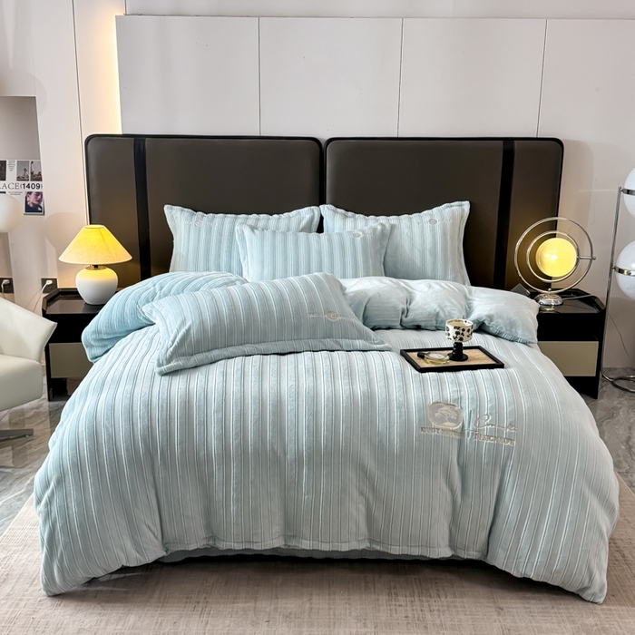 91家纺网 家纺一手货源 找家纺 保罗圣迪奥 2025新款230克牛奶绒压花绣花四件套-沐凡 沐凡-浅蓝