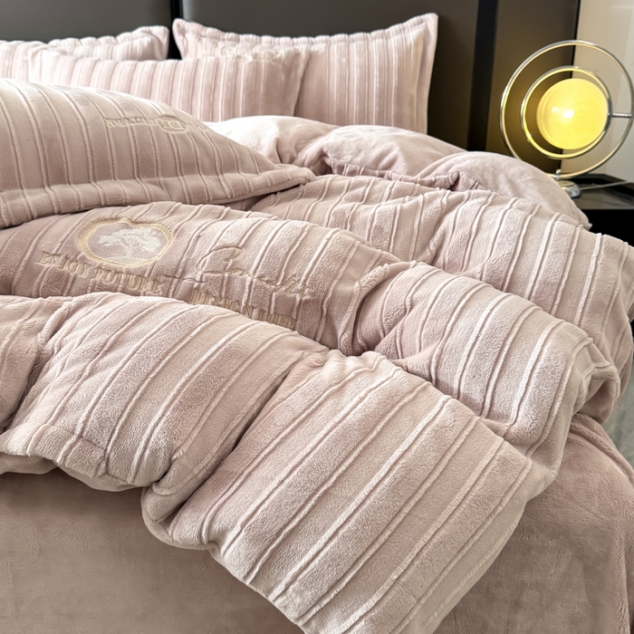 91家纺网 家纺一手货源 找家纺 保罗圣迪奥 2025新款230克牛奶绒压花绣花四件套-沐凡 沐凡-浅棕