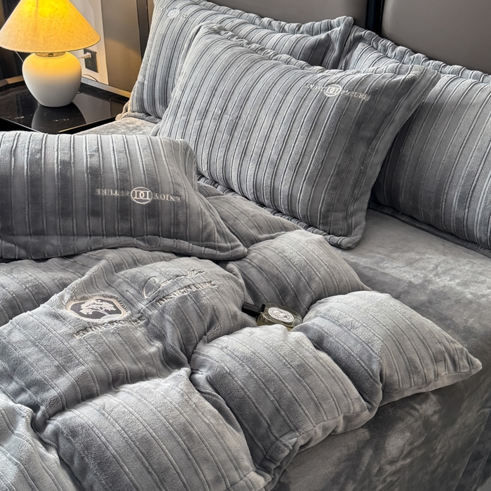 91家纺网 家纺一手货源 找家纺 保罗圣迪奥 2025新款230克牛奶绒压花绣花四件套-沐凡 沐凡-灰