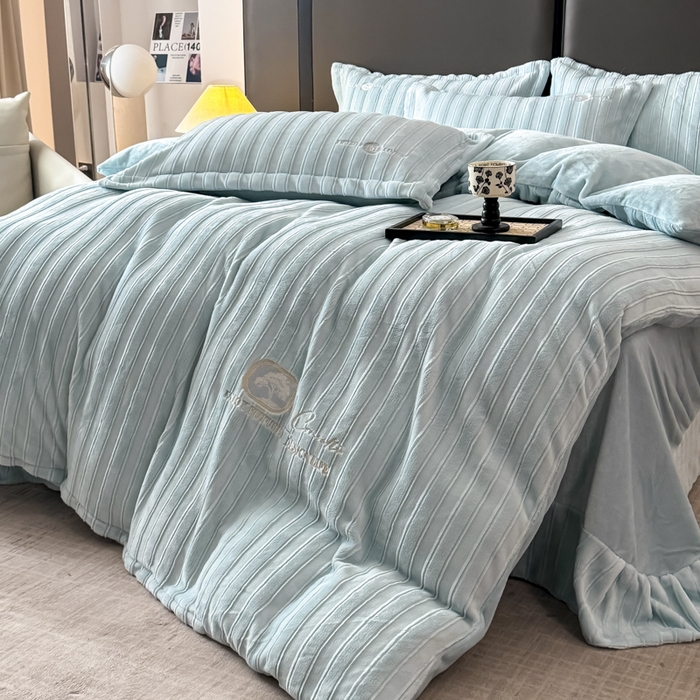 91家纺网 家纺一手货源 找家纺 保罗圣迪奥 2025新款230克牛奶绒压花绣花四件套-沐凡 沐凡-浅蓝