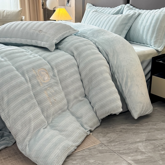 91家纺网 家纺一手货源 找家纺 保罗圣迪奥 2025新款230克牛奶绒压花绣花四件套-沐凡 沐凡-浅蓝