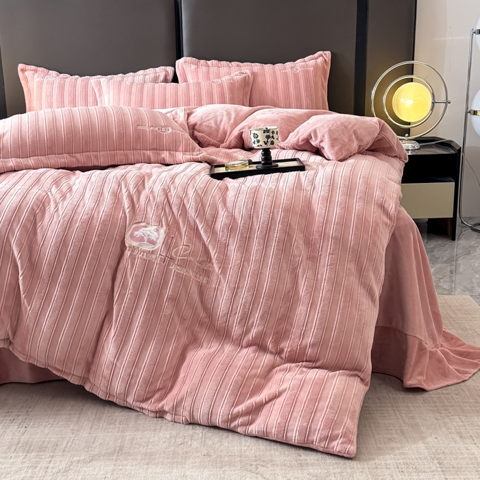 91家纺网 家纺一手货源 找家纺 保罗圣迪奥 2025新款230克牛奶绒压花绣花四件套-沐凡 沐凡-豆沙