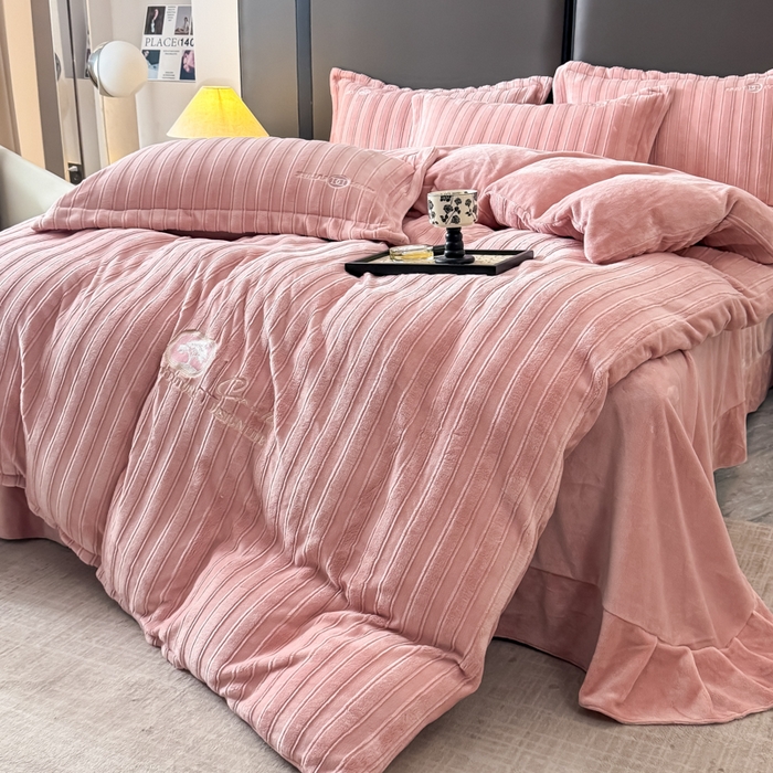 91家纺网 家纺一手货源 找家纺 保罗圣迪奥 2025新款230克牛奶绒压花绣花四件套-沐凡 沐凡-豆沙