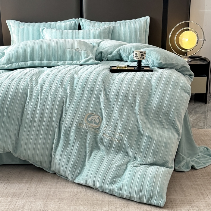 91家纺网 家纺一手货源 找家纺 保罗圣迪奥 2025新款230克牛奶绒压花绣花四件套-沐凡 沐凡-蓝