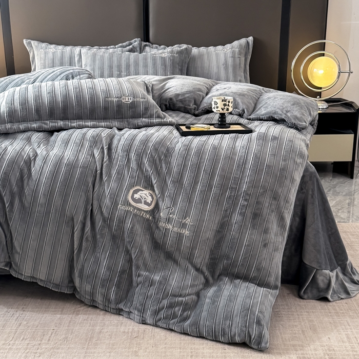 91家纺网 家纺一手货源 找家纺 保罗圣迪奥 2025新款230克牛奶绒压花绣花四件套-沐凡 沐凡-灰