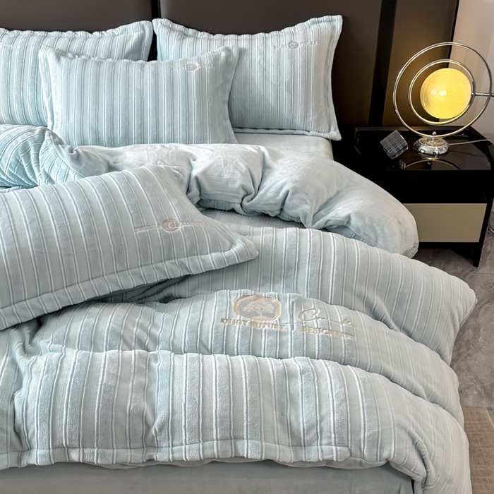 91家纺网 家纺一手货源 找家纺 保罗圣迪奥 2025新款230克牛奶绒压花绣花四件套-沐凡 沐凡-浅蓝