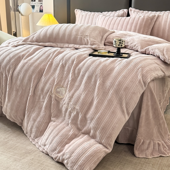 91家纺网 家纺一手货源 找家纺 保罗圣迪奥 2025新款230克牛奶绒压花绣花四件套-沐凡 沐凡-浅棕