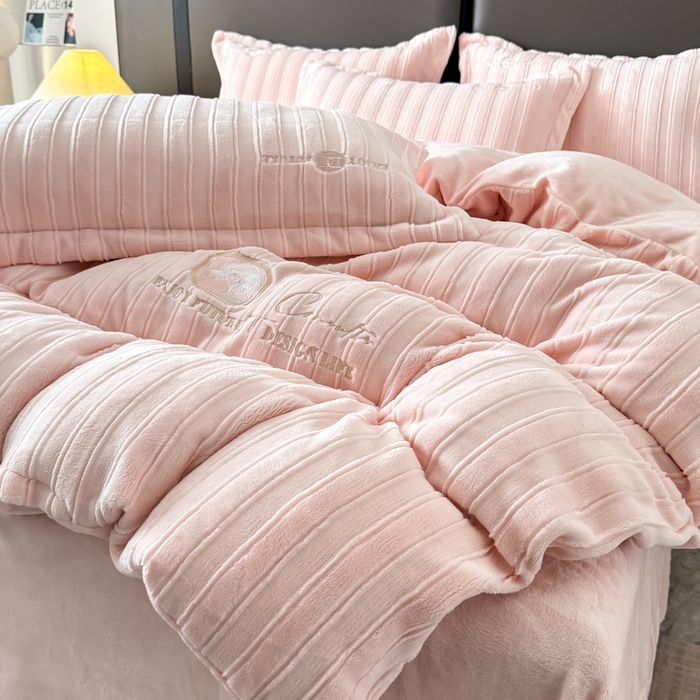 91家纺网 家纺一手货源 找家纺 保罗圣迪奥 2025新款230克牛奶绒压花绣花四件套-沐凡 沐凡-淡粉