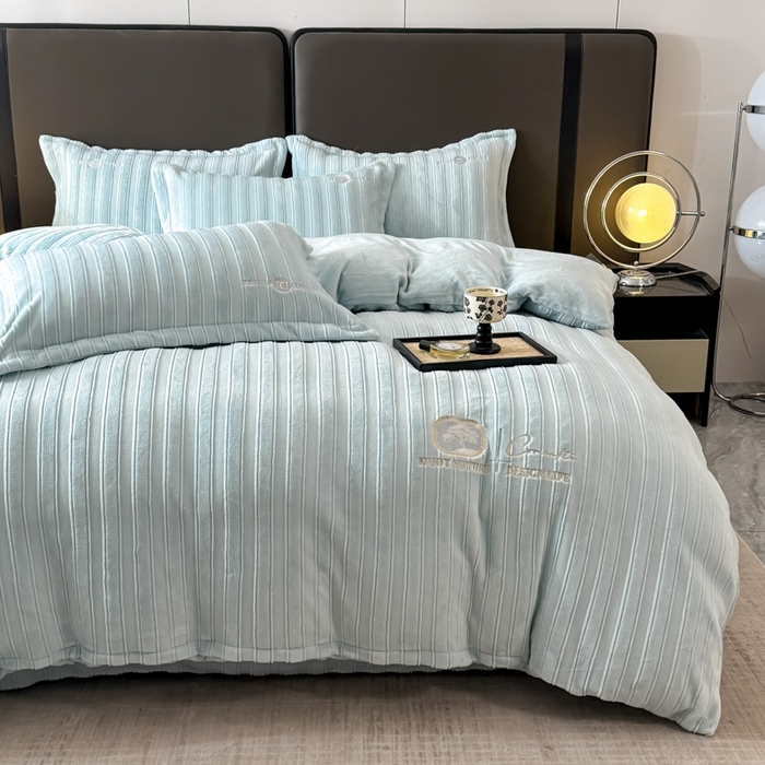 91家纺网 家纺一手货源 找家纺 保罗圣迪奥 2025新款230克牛奶绒压花绣花四件套-沐凡 沐凡-浅蓝