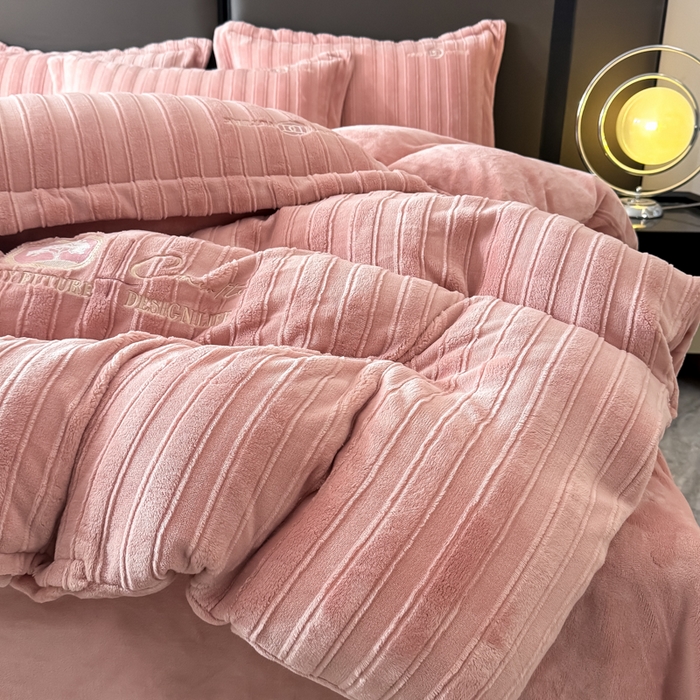 91家纺网 家纺一手货源 找家纺 保罗圣迪奥 2025新款230克牛奶绒压花绣花四件套-沐凡 沐凡-豆沙