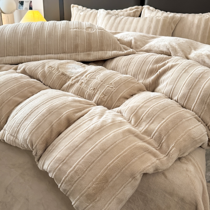 91家纺网 家纺一手货源 找家纺 保罗圣迪奥 2025新款230克牛奶绒压花绣花四件套-沐凡 沐凡-卡其