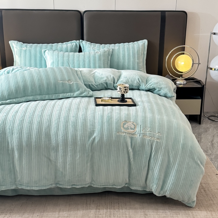 91家纺网 家纺一手货源 找家纺 保罗圣迪奥 2025新款230克牛奶绒压花绣花四件套-沐凡 沐凡-蓝