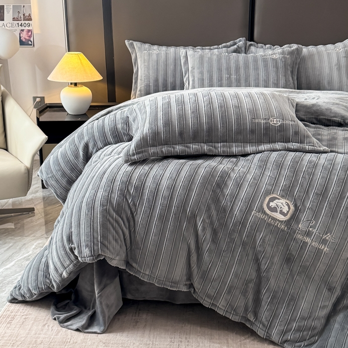 91家纺网 家纺一手货源 找家纺 保罗圣迪奥 2025新款230克牛奶绒压花绣花四件套-沐凡 沐凡-灰