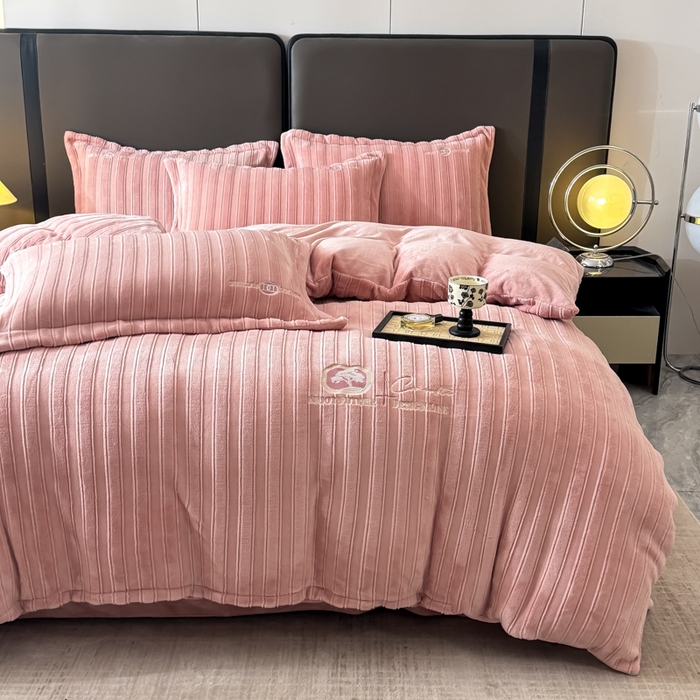 91家纺网 家纺一手货源 找家纺 保罗圣迪奥 2025新款230克牛奶绒压花绣花四件套-沐凡 沐凡-豆沙