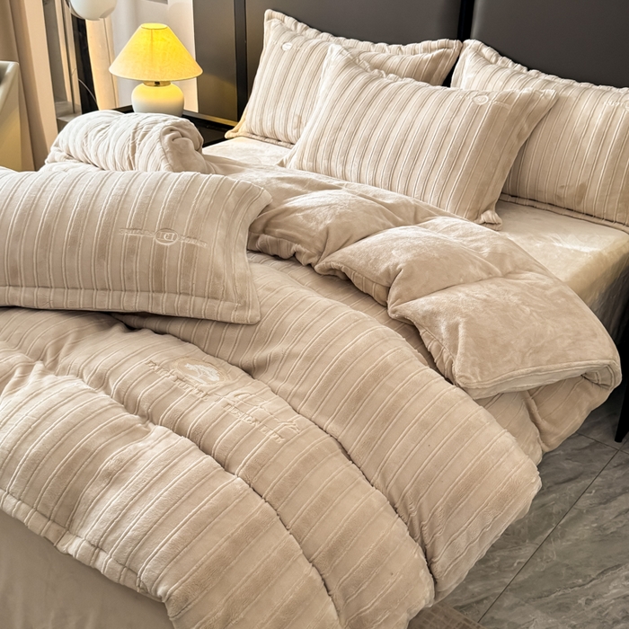 91家纺网 家纺一手货源 找家纺 保罗圣迪奥 2025新款230克牛奶绒压花绣花四件套-沐凡 沐凡-卡其