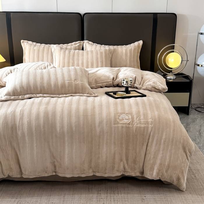 91家纺网 家纺一手货源 找家纺 保罗圣迪奥 2025新款230克牛奶绒压花绣花四件套-沐凡 沐凡-卡其