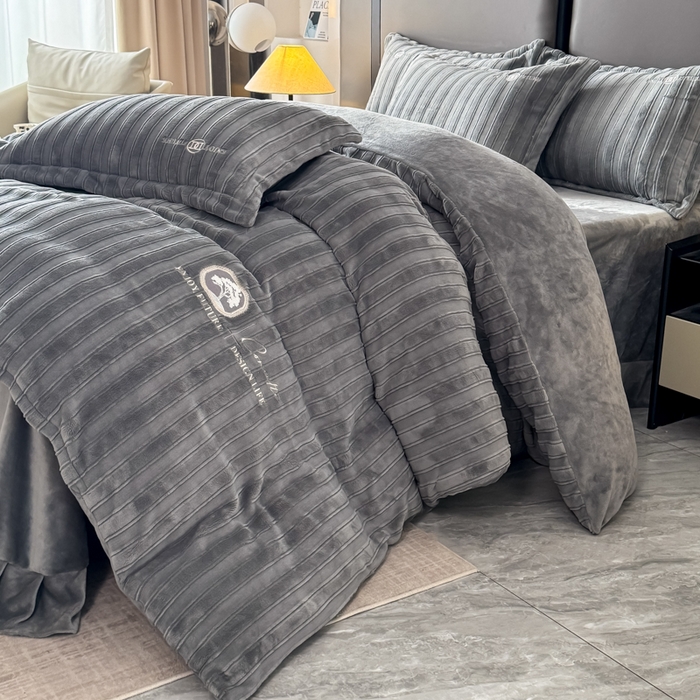 91家纺网 家纺一手货源 找家纺 保罗圣迪奥 2025新款230克牛奶绒压花绣花四件套-沐凡 沐凡-灰