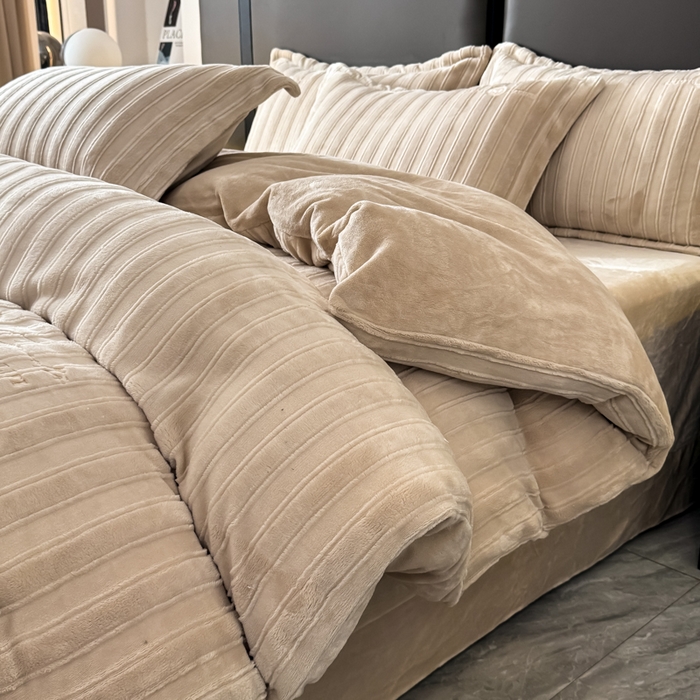 91家纺网 家纺一手货源 找家纺 保罗圣迪奥 2025新款230克牛奶绒压花绣花四件套-沐凡 沐凡-卡其