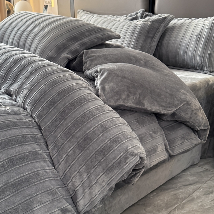 91家纺网 家纺一手货源 找家纺 保罗圣迪奥 2025新款230克牛奶绒压花绣花四件套-沐凡 沐凡-灰