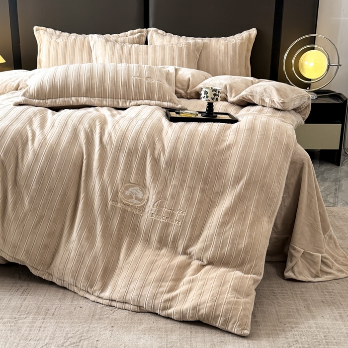 91家纺网 家纺一手货源 找家纺 保罗圣迪奥 2025新款230克牛奶绒压花绣花四件套-沐凡 沐凡-卡其