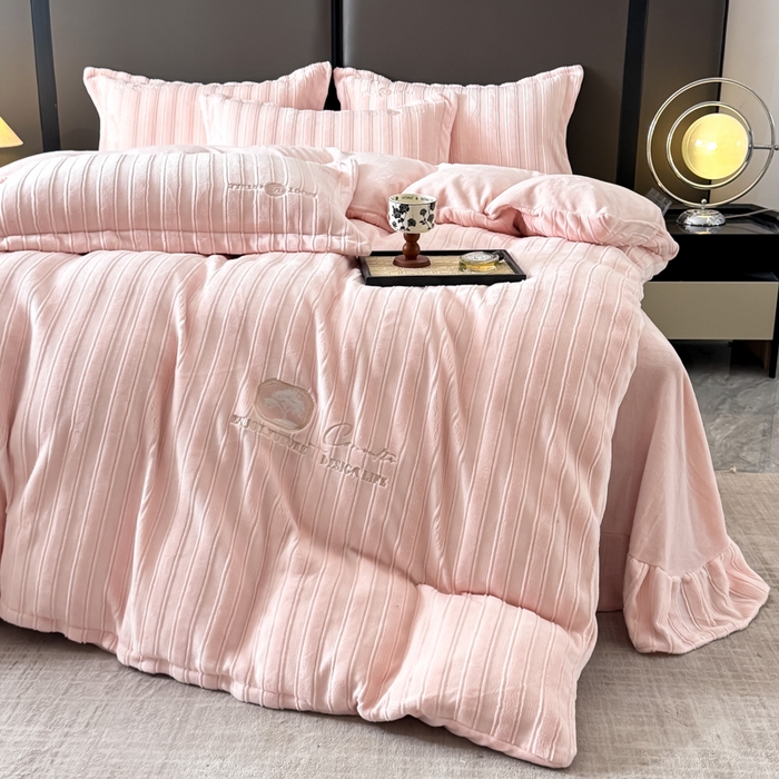 91家纺网 家纺一手货源 找家纺 保罗圣迪奥 2025新款230克牛奶绒压花绣花四件套-沐凡 沐凡-淡粉