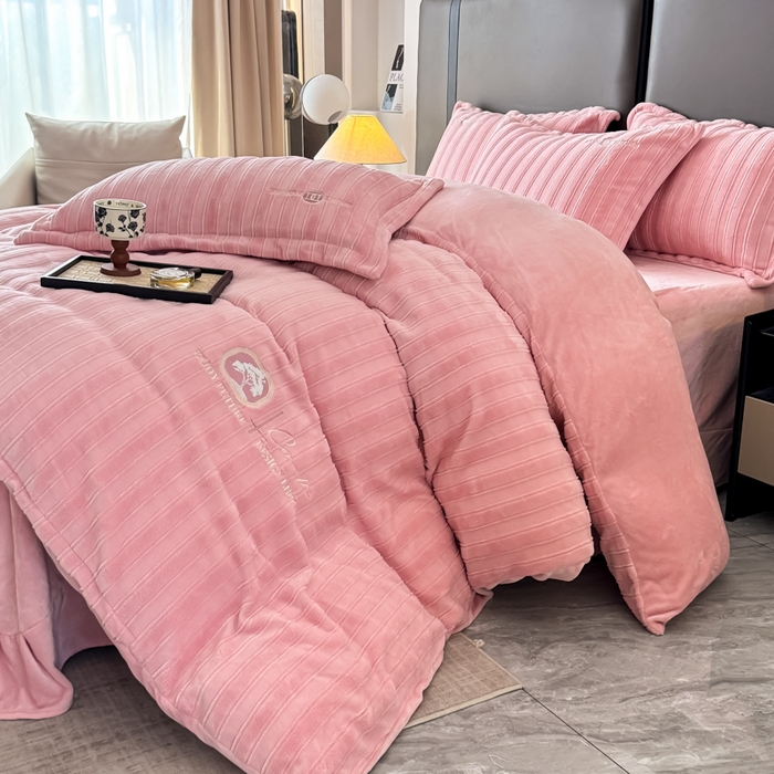 91家纺网 家纺一手货源 找家纺 保罗圣迪奥 2025新款230克牛奶绒压花绣花四件套-沐凡 沐凡-粉