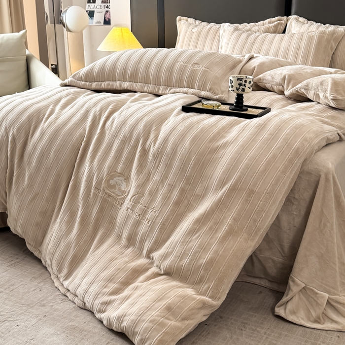 91家纺网 家纺一手货源 找家纺 保罗圣迪奥 2025新款230克牛奶绒压花绣花四件套-沐凡 沐凡-卡其