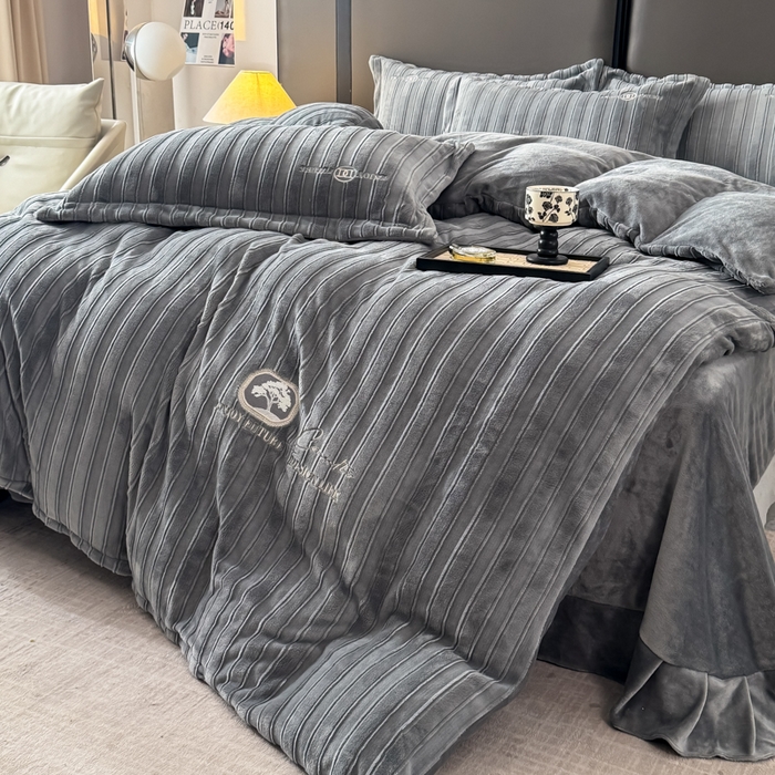 91家纺网 家纺一手货源 找家纺 保罗圣迪奥 2025新款230克牛奶绒压花绣花四件套-沐凡 沐凡-灰