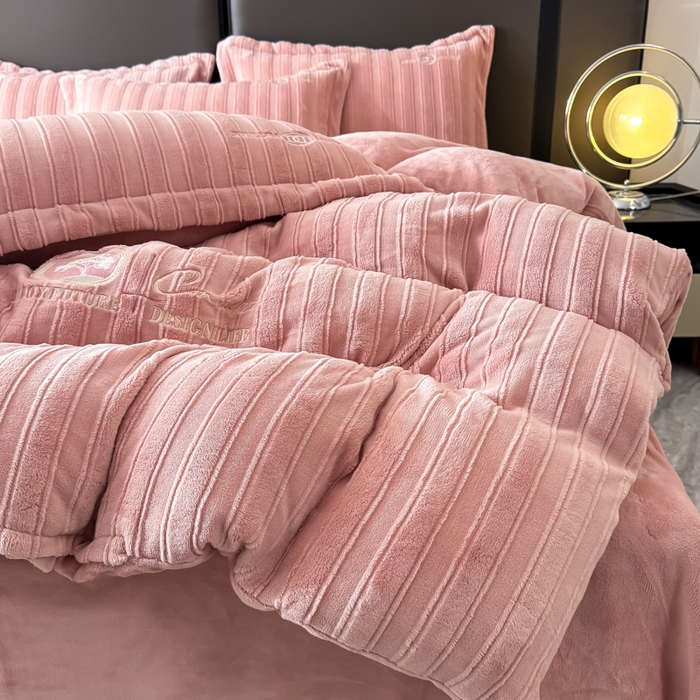 91家纺网 家纺一手货源 找家纺 保罗圣迪奥 2025新款230克牛奶绒压花绣花四件套-沐凡 沐凡-豆沙