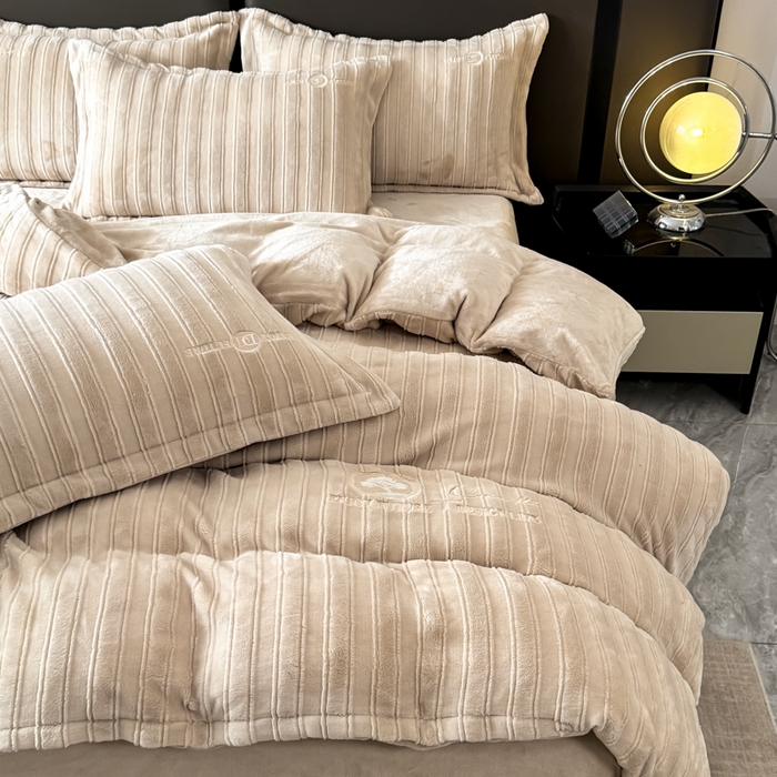 91家纺网 家纺一手货源 找家纺 保罗圣迪奥 2025新款230克牛奶绒压花绣花四件套-沐凡 沐凡-卡其