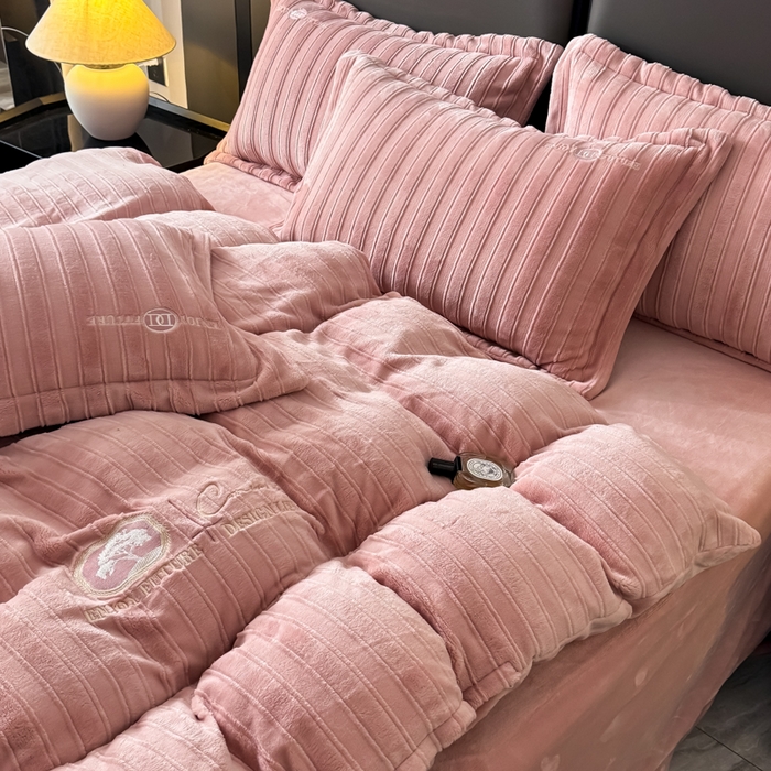 91家纺网 家纺一手货源 找家纺 保罗圣迪奥 2025新款230克牛奶绒压花绣花四件套-沐凡 沐凡-豆沙