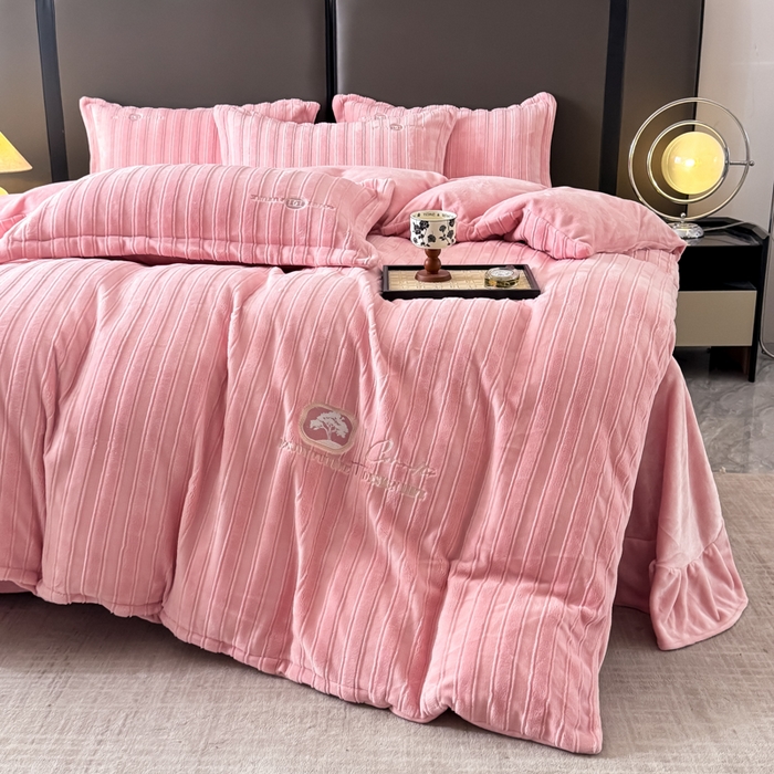 91家纺网 家纺一手货源 找家纺 保罗圣迪奥 2025新款230克牛奶绒压花绣花四件套-沐凡 沐凡-粉