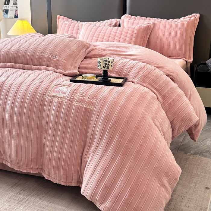 91家纺网 家纺一手货源 找家纺 保罗圣迪奥 2025新款230克牛奶绒压花绣花四件套-沐凡 沐凡-豆沙