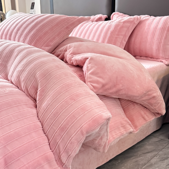 91家纺网 家纺一手货源 找家纺 保罗圣迪奥 2025新款230克牛奶绒压花绣花四件套-沐凡 沐凡-粉