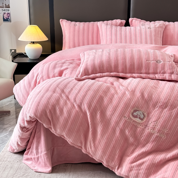 91家纺网 家纺一手货源 找家纺 保罗圣迪奥 2025新款230克牛奶绒压花绣花四件套-沐凡 沐凡-粉