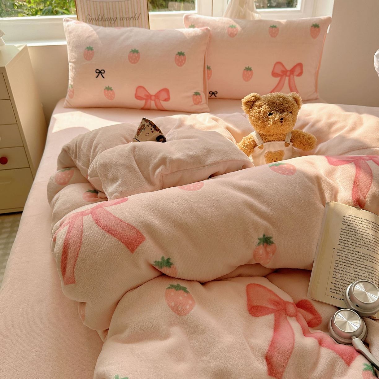 91家纺网 家纺一手货源 找家纺 优选 2025新款小清新加厚高克重牛奶绒四件套直播爆款电商爆款草莓蝴蝶结