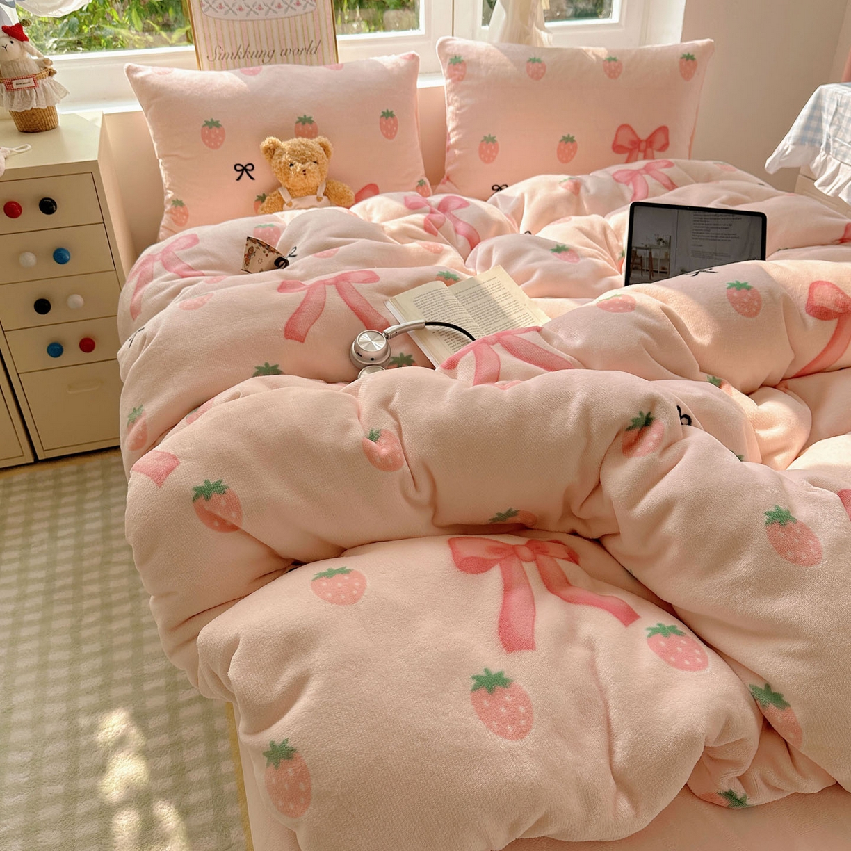 91家纺网 家纺一手货源 找家纺 优选 2025新款小清新加厚高克重牛奶绒四件套直播爆款电商爆款草莓蝴蝶结