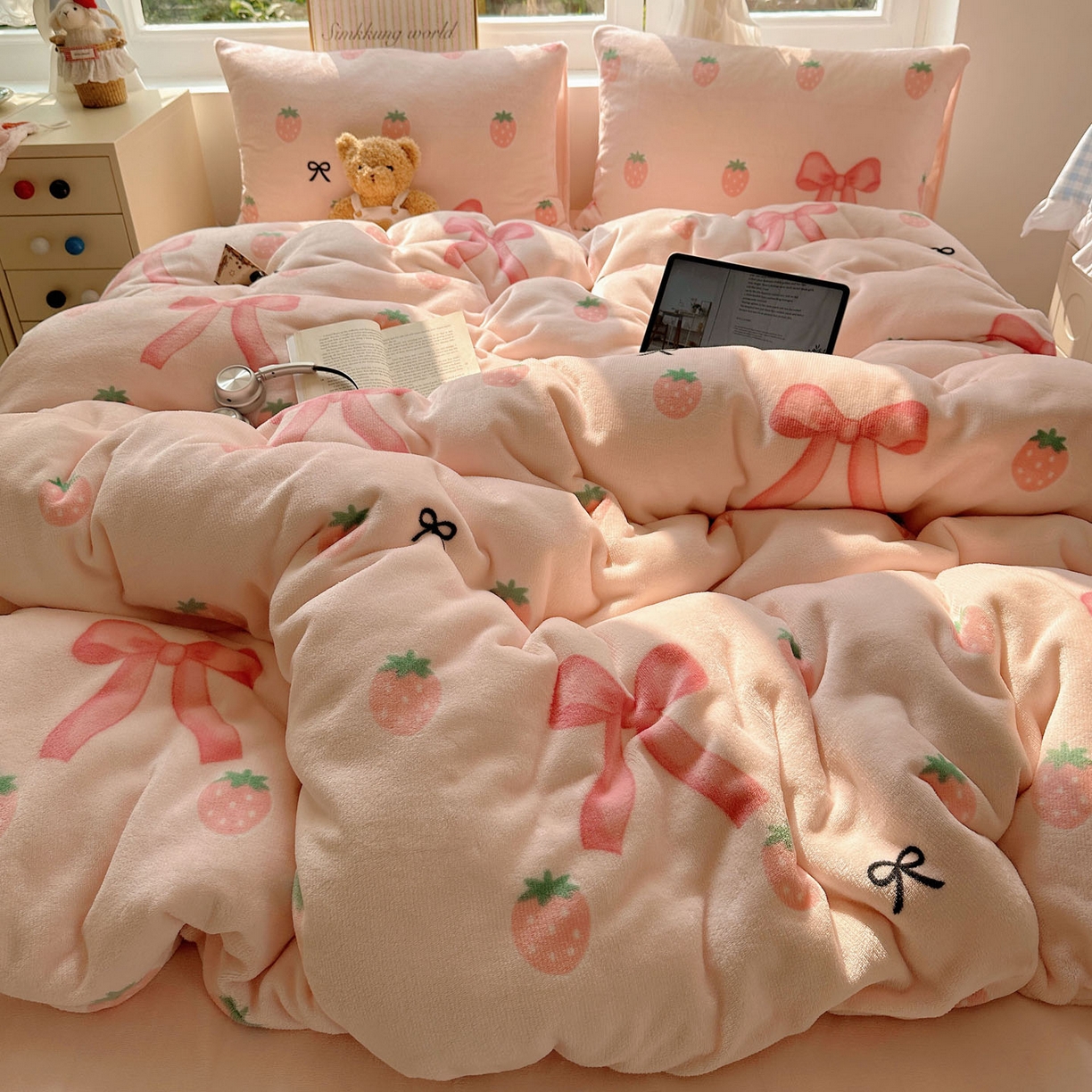 91家纺网 家纺一手货源 找家纺 优选 2025新款小清新加厚高克重牛奶绒四件套直播爆款电商爆款草莓蝴蝶结