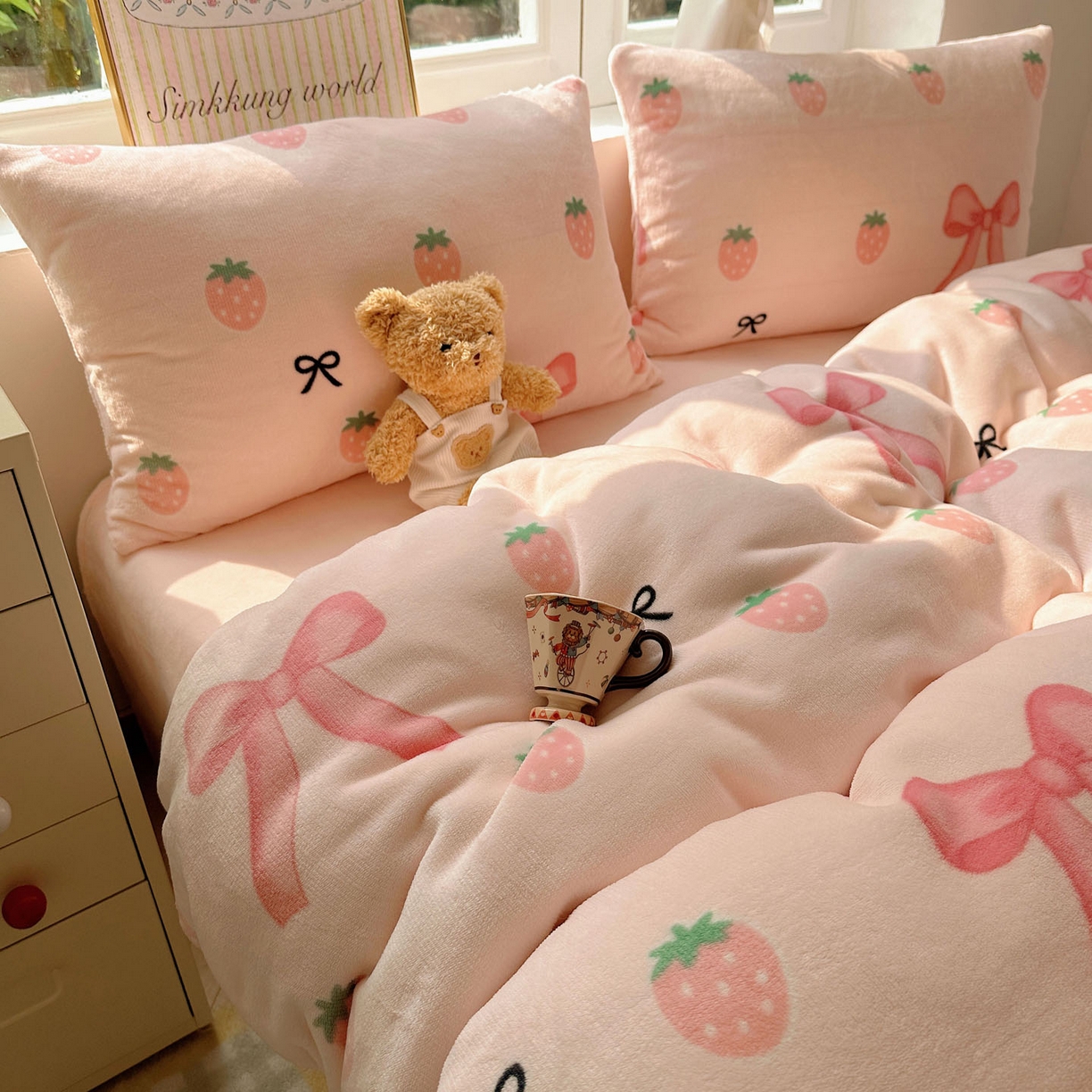 91家纺网 家纺一手货源 找家纺 优选 2025新款小清新加厚高克重牛奶绒四件套直播爆款电商爆款草莓蝴蝶结