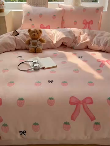 91家纺网 家纺一手货源 找家纺 优选 2025新款小清新加厚高克重牛奶绒四件套直播爆款电商爆款草莓蝴蝶结